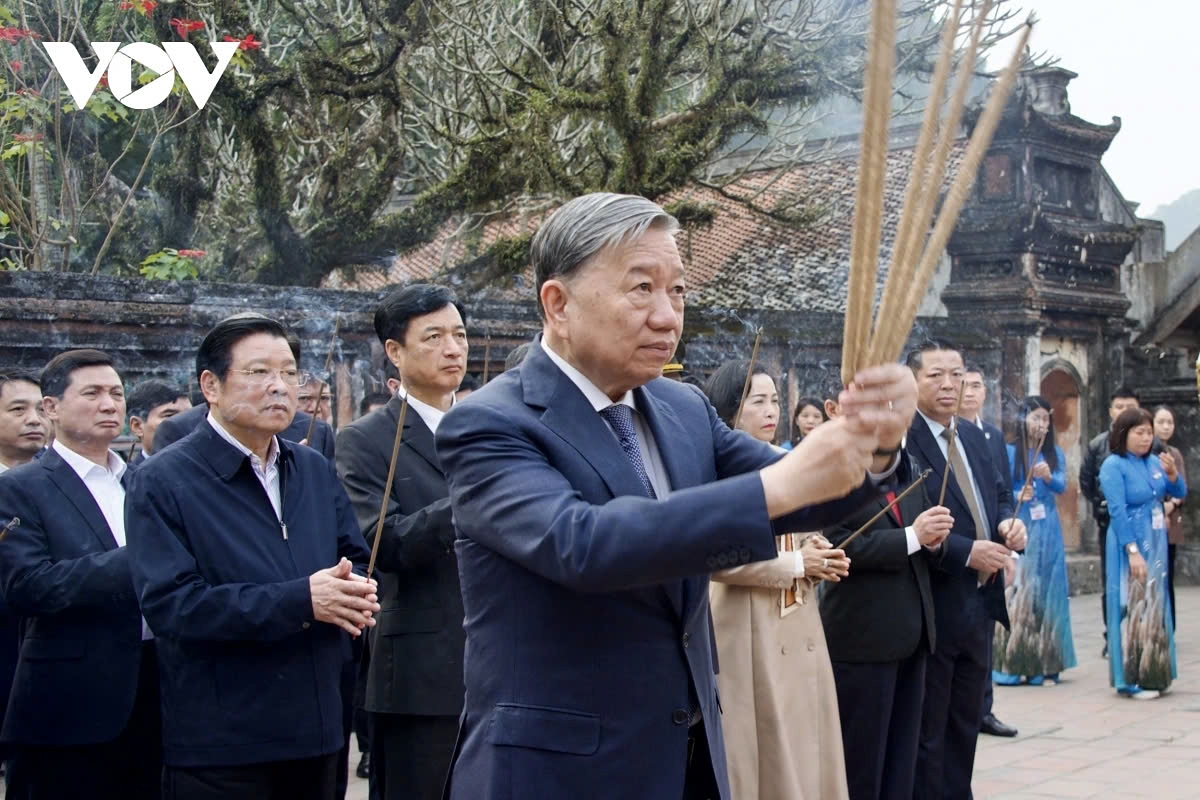 Party General Secretary To Lam and other Vietnamese Party and State leaders offer incense to Emperor Dinh Tien Hoang at the Temple named after him in Ninh Binh province