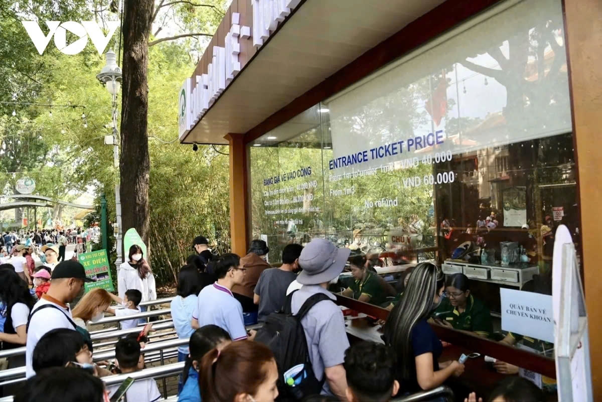 People line in front of the ticket counter of Saigon Zoo and Botanic Gardens