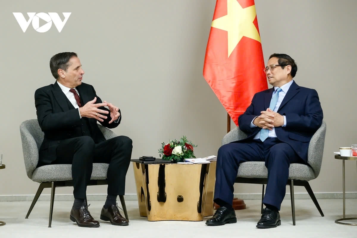 Vietnamese Prime Minister Pham Minh Chinh (R) and Skoda Auto CEO Klaus Zellmer during their meeting in Prague on January 19