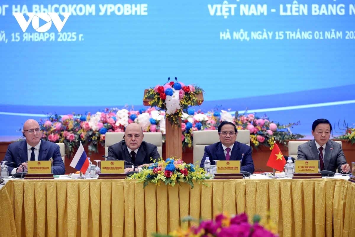 Vietnamese Prime Minister Pham Minh Chinh (second from right) and Russian Prime Minister Mikhail Mishustin (second from left) attend the high-level business dialogue in Hanoi on January 15.
