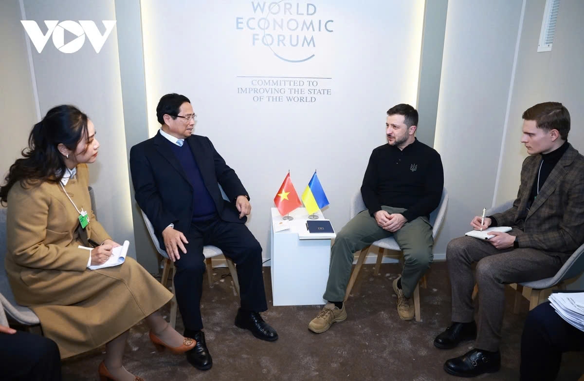 Vietnamese Prime Minister Pham Minh Chinh (L) meets Ukrainian President Volodymyr Zelensky in Davos on the sidelines of the 55th Annual Meeting of the World Economic Forum (WEF)