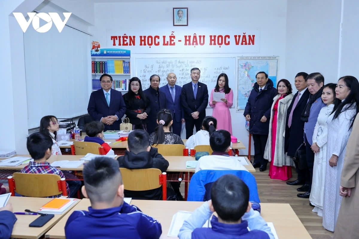 Prime Minister Pham Minh Chinh visits the Prague Vietnamese Language Centre within the Vietnamese owned Sapa Trading Centre in Prague