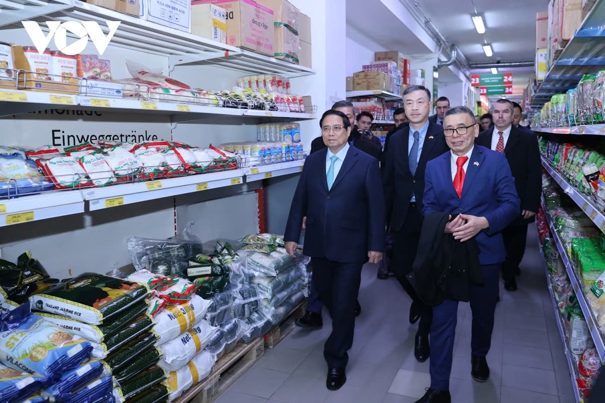 Prime Minister Pham Minh Chinh tours Vietnamese invested Tamda Corporation dubbed a hyper-supermarket of Vietnamese people in the Czech Republic and Europe