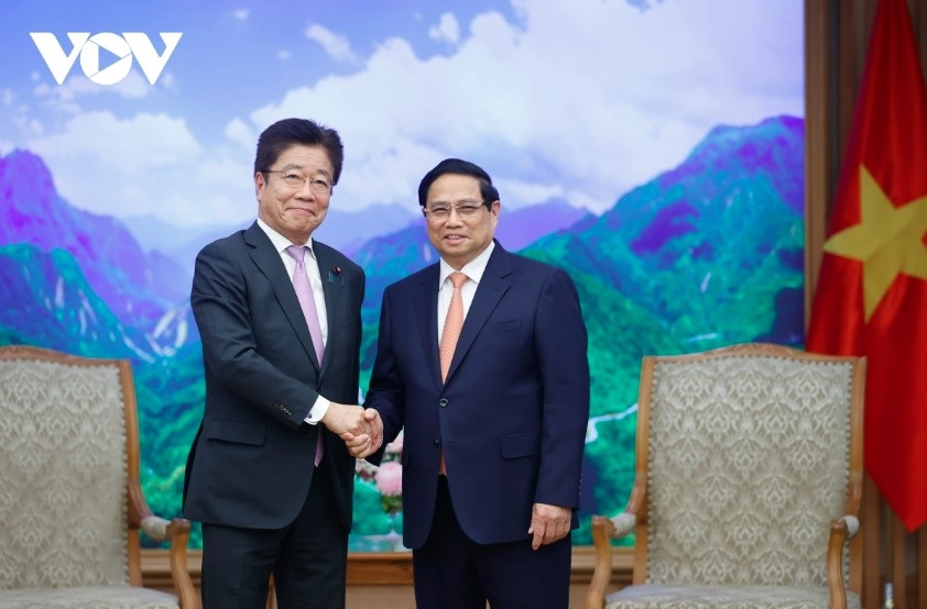 Prime Minister Pham Minh Chinh (R) welcomes Japanese Minister of Finance Kato Katsunobu