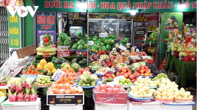 With only several hours left until the Lunar New Year of the Snake begins, the atmosphere at Mai Dich market is unusually gloomy.