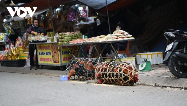 Many vendors come to the market from early in the morning, but by noon there are still no customers.