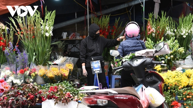 Gladioli flowers cost from VND120,000 to VND150,000 per dozen, while Lisianthus is about VND100,000 per bunch.