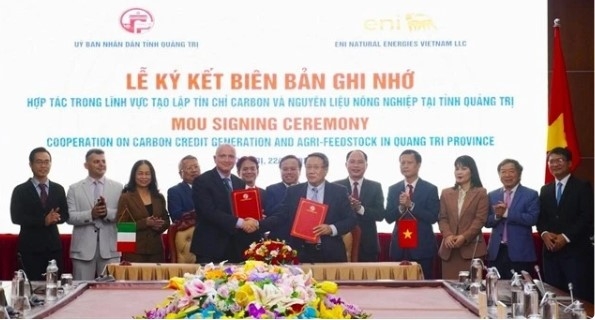 Ha Sy Dong, acting Chairman of the Quang Tri People's Committee, and Giacomo Spadini, CEO of ENI Natural Energies Vietnam LLC, sign a memorandum of understanding on January 22. (Photo: baodautu.vn)