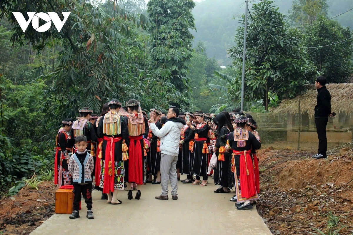 Red Dao people in traditional clothing go on spring outings to maintain community bond