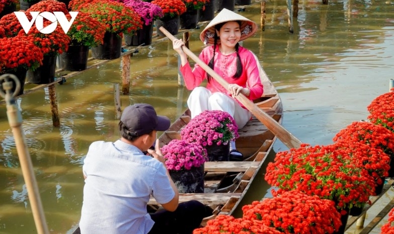 Many tourists come there to enjoy the scenery, take photos, buy Tet flowers or experience the local lifestyle.