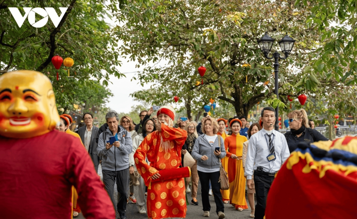 Hoi An ancient town welcomes 18 Italian tourists for the New Year 2025.