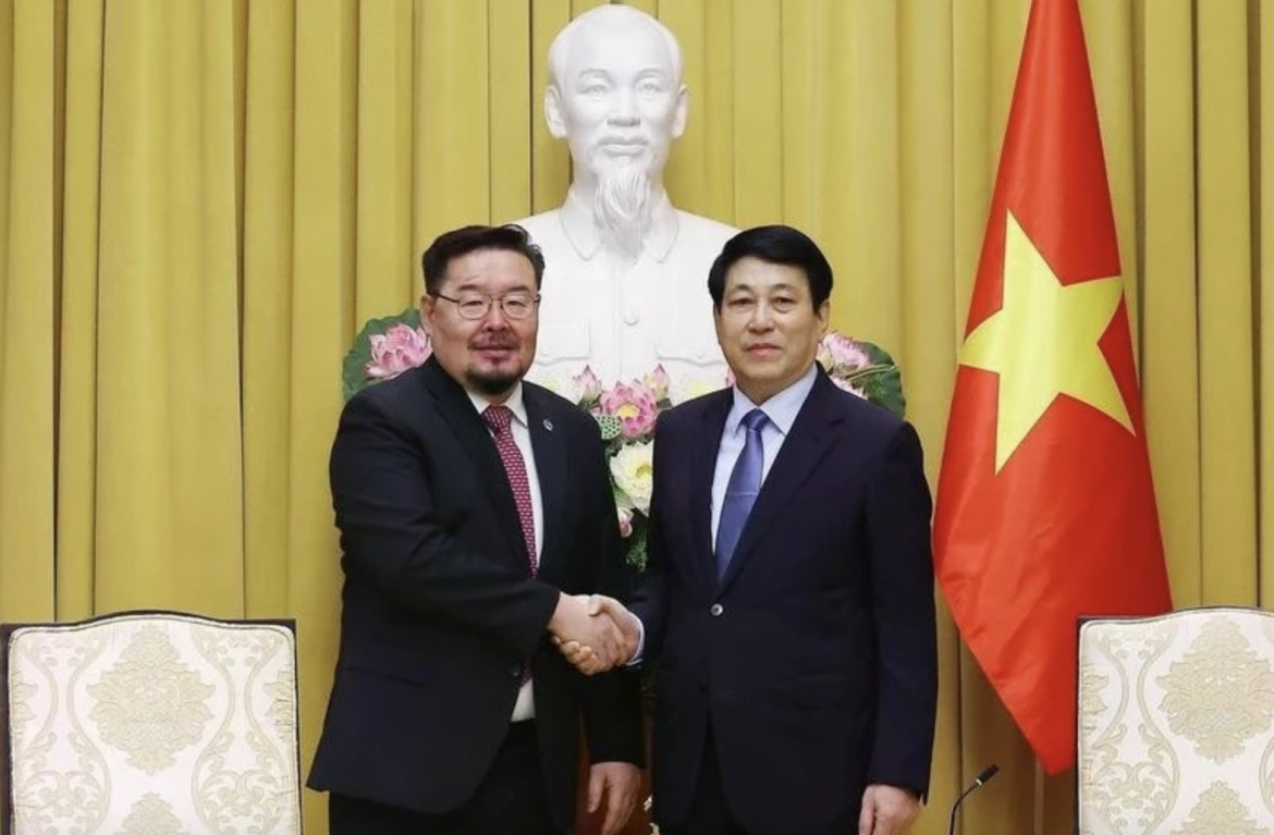 State President Luong Cuong (R) hosts Chairman of the Presidential Office of Mongolia Gombojav Zandanshatar in Hanoi on January 13. (Photo: VNA)