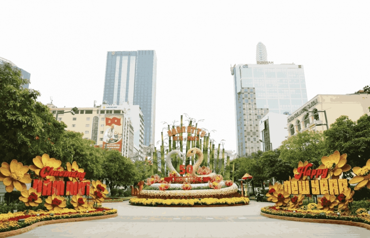 The flower street features three giant snake mascots "Kim Ty" (gold snake), "Ngan Ty" (silver snake), and the Lady Ty.