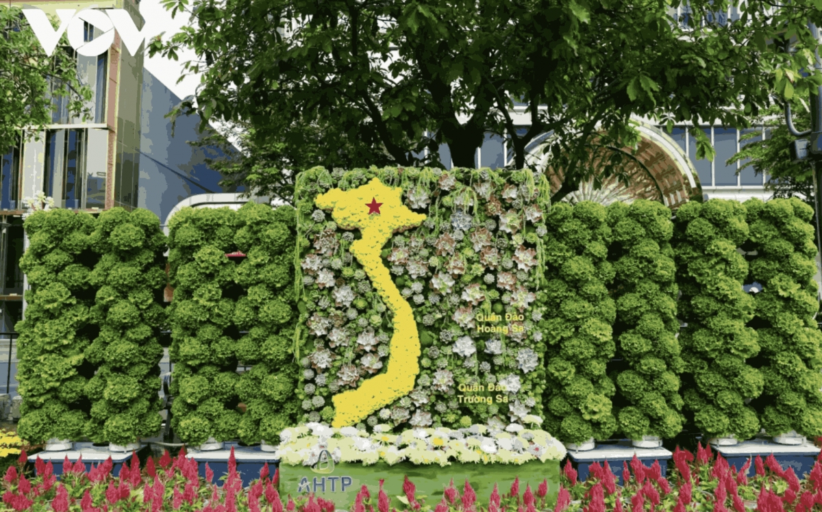 This year's flower street also contributes to enhancing the role of the Ho Chi Minh City High-Tech Agricultural Zone with many corners decorated to feature agricultural products like vegetables, lingzhi mushrooms, eggplants, and melons.