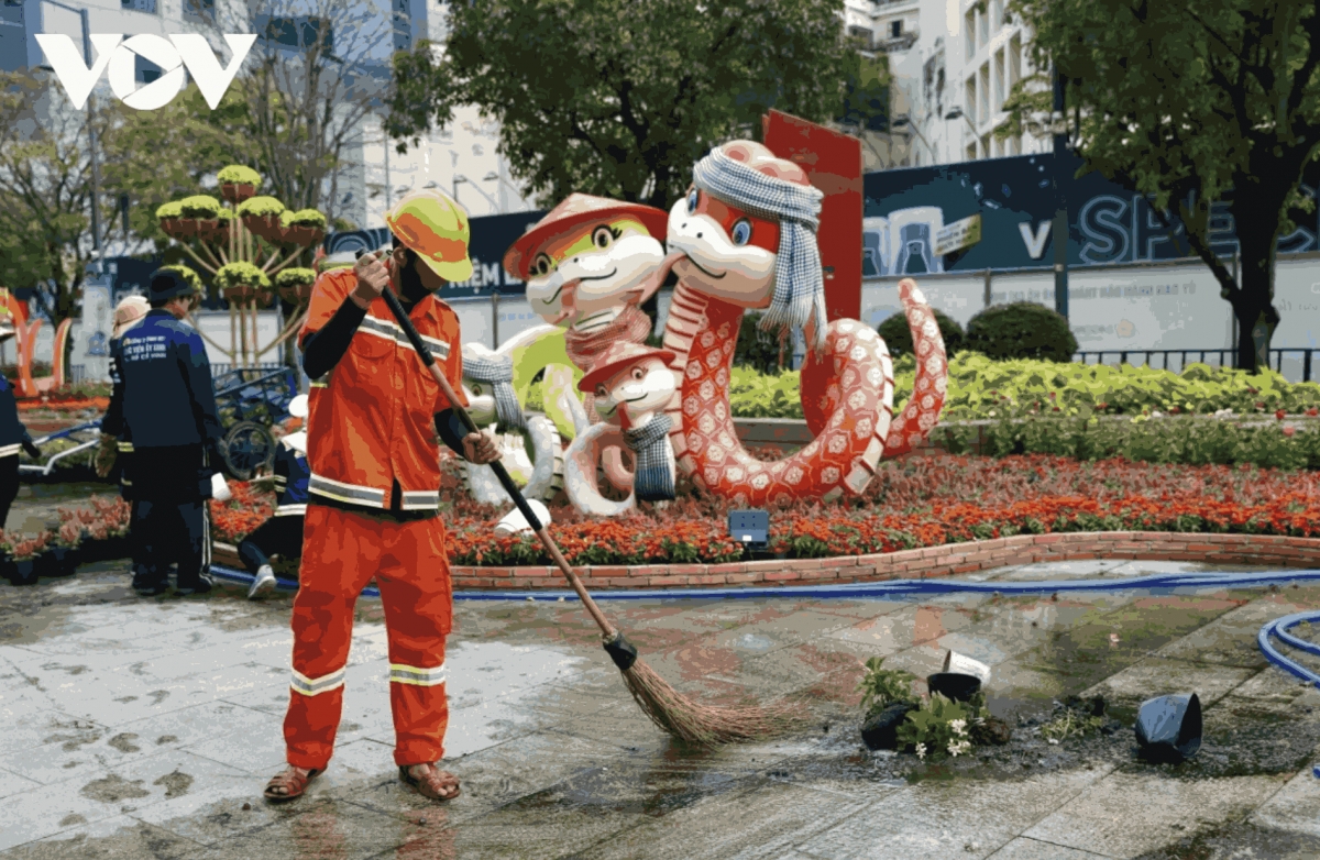 Environmental workers put the final touches on miniature landscapes, replace damaged flower pots, and clean up the flower street to welcome visitors.