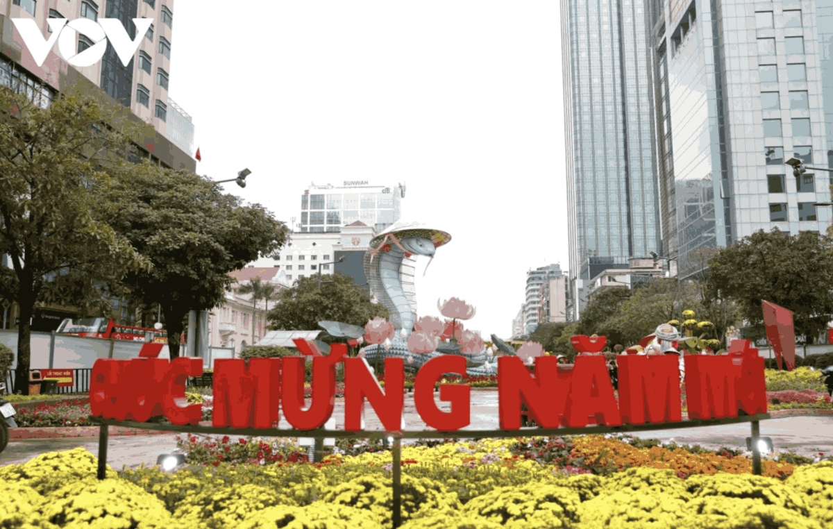 Nguyen Hue Flower Street is expected open to the public from 7:00 p.m. on January 27 (or the 28th day of the lunar calendar) until 9:00 p.m. on February 2 (the fifth day of Tet).
