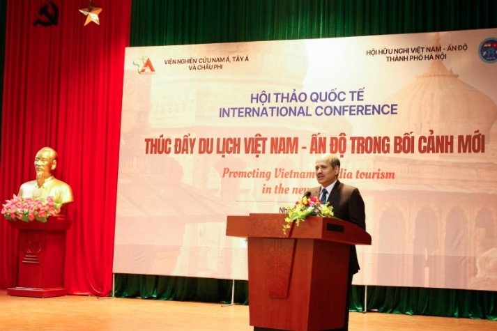 Indian Ambassador to Vietnam Sandeep Arya addresses the event (Photo: hanoimoi.vn)