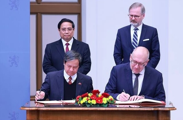 Prime Minister Pham Minh Chinh and his Czech counterpart Petr Fiala witness the signing of an education cooperation agreement. (Photo: VNA)