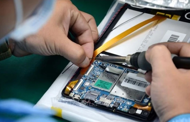 Production of “Made in Da Nang” tablets with a localisation rate of nearly 60% at the Trung Nam EMS factory in the Da Nang IT Park.