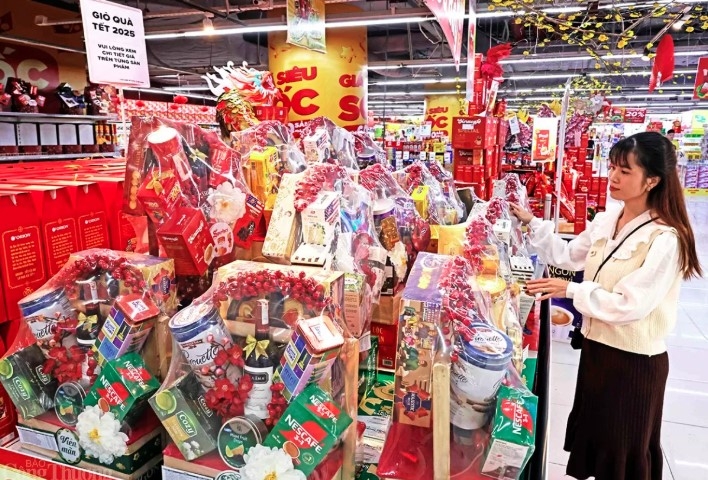 Many Tet gift baskets are displayed in large quantities at supermarkets