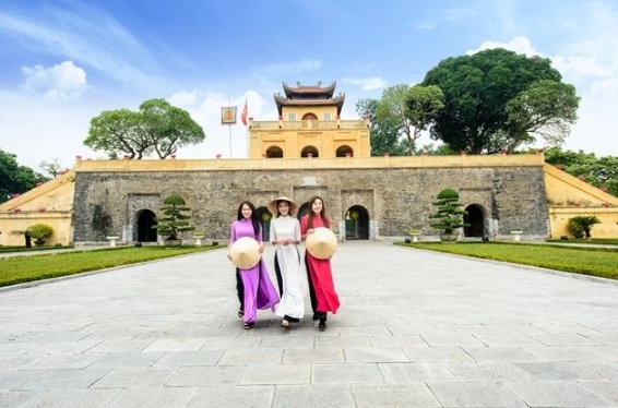 Tourists take a photo at the Imperial Citadel of Thang Long. (Photo: hoangthanhthanglong.com)