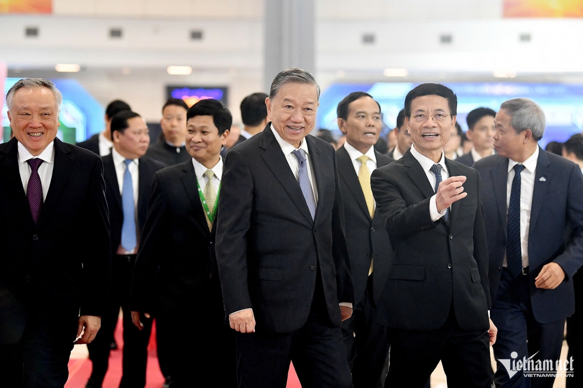 Party General Secretary To Lam, Deputy Prime Minister Nguyen Hoa Binh and Minister of Information and Communications Nguyen Manh Hung visit the exhibition area at the forum (Photo: Vietnamnet)