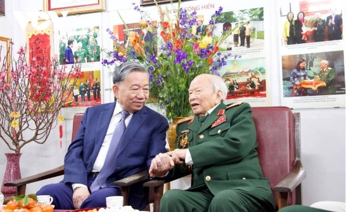 Party chief To Lam pays a Tet visit to Major General Huynh Dac Huong