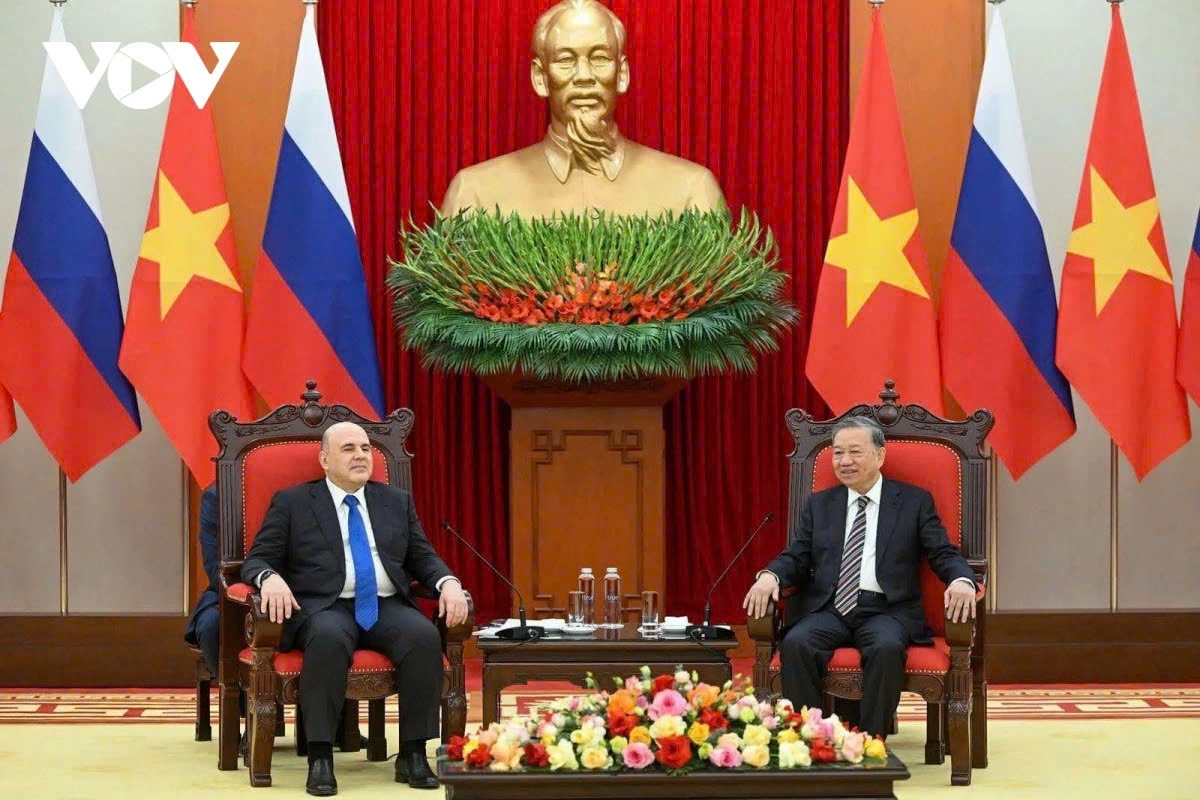 Party General Secretary To Lam receives visiting Russian Prime Minister Mikhail Mishustin in Hanoi on January 14.