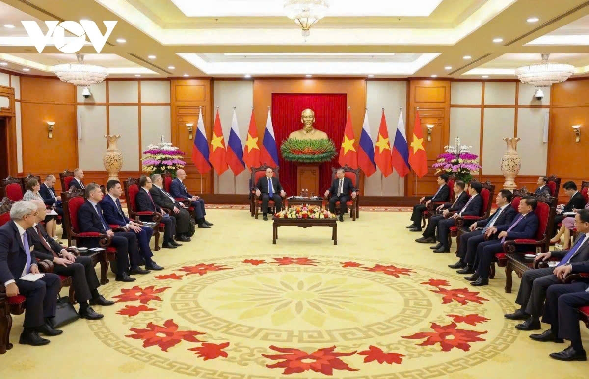 Party General Secretary To Lam and visiting Russian Prime Minister Mikhail Mishustin exchange views on measures to strengthen the comprehensive strategic partnership between Vietnam and Russia during their meeting in Hanoi on January 14