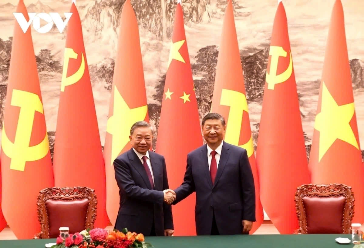 Vietnamese Party General Secretary To Lam (L) and Chinese Party General Secretary and President Xi Jinping during a recent meeting in Beijing.