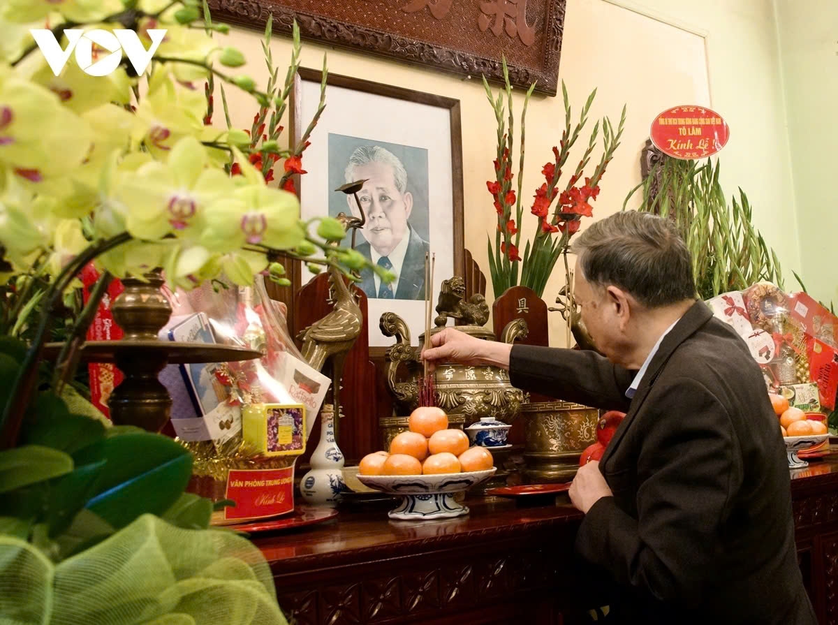 Party General Secretary To Lam offers incense in tribute to late Party General Secretary Le Duan