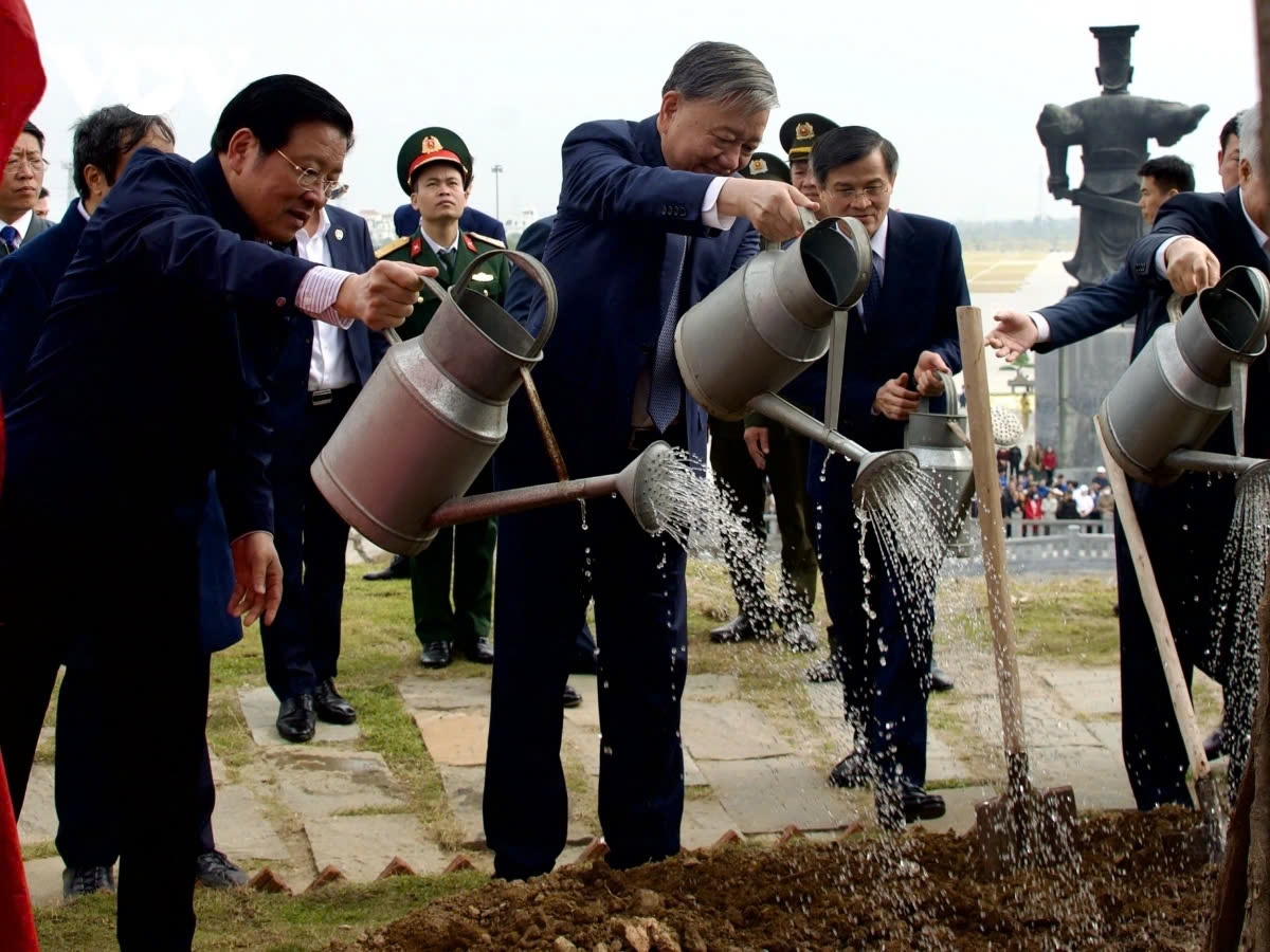 Party General Secretary To Lam and other Party and State leaders water a newly planted tree at the launching ceremony in Ninh Binh on January 31