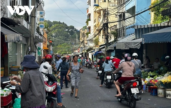 Traditional markets also resume trade activities on the morning of the 2nd day of Tet