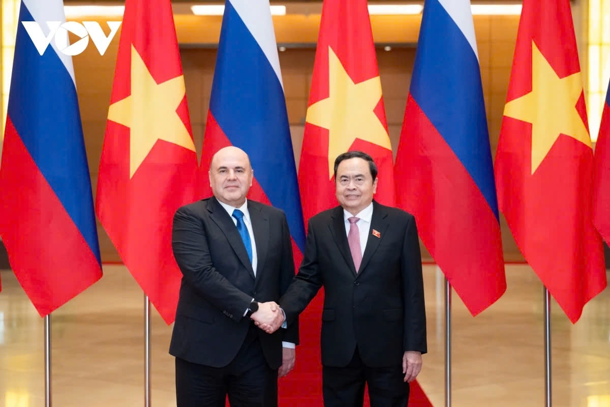 National Assembly Chairman Tran Thanh Man (R) shaking hands with Russian Prime Minister Mikhail Mishustin ahead of their meeting in Hanoi on January 14