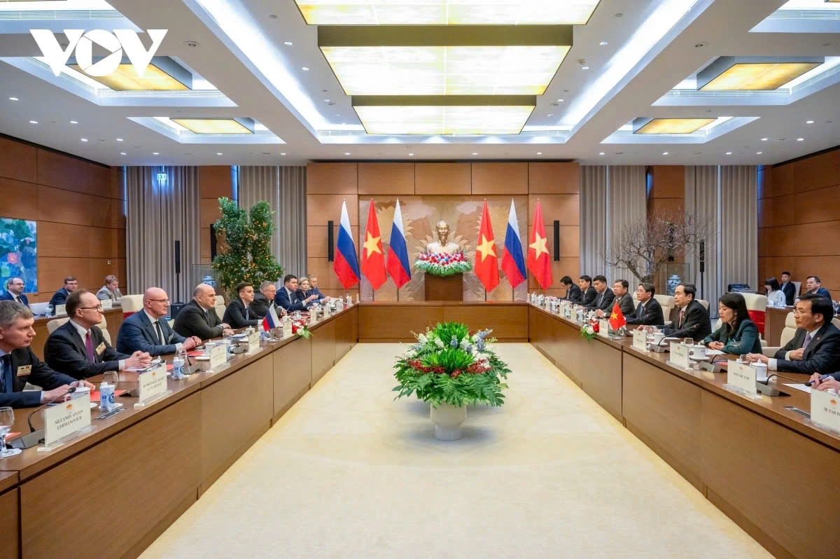National Assembly Chairman Tran Thanh Man and Russian Prime Minister Mikhail Mishustin work on measures to strengthen the comprehensive strategic partnership between the two countries and their parliaments