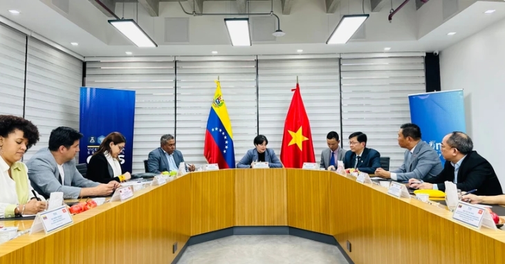 The meeting between Venezuela’s Vice President for Science, Technology, Education, and Health Gabriela Jiménez Ramírez and Phan Tien Dung, head of the Technology Application and Deployment Department, at the Vietnam Academy of Science and Technology on January 14