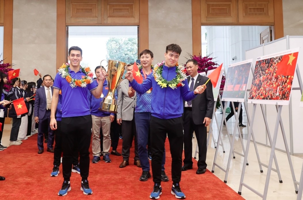 The PM hosts the team at the government palace in Hanoi on January 6, after the players had been on a parade from Noi Bai International Airport. (Photo: chinhphu.vn)