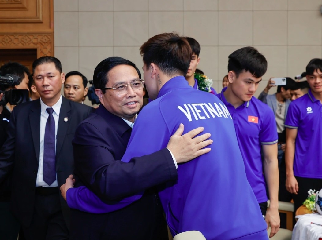 The Government leader holds a meeting with the senior team and chief coach Kim Sang Sik following a long journey around numerous streets in the capital.