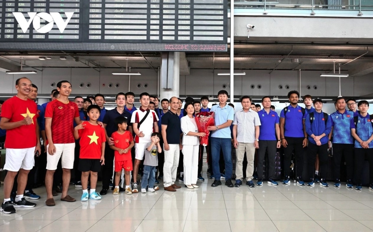 Representatives of the Embassy of Vietnam in Thailand and Vietnamese fans welcome the senior team at the airport.
