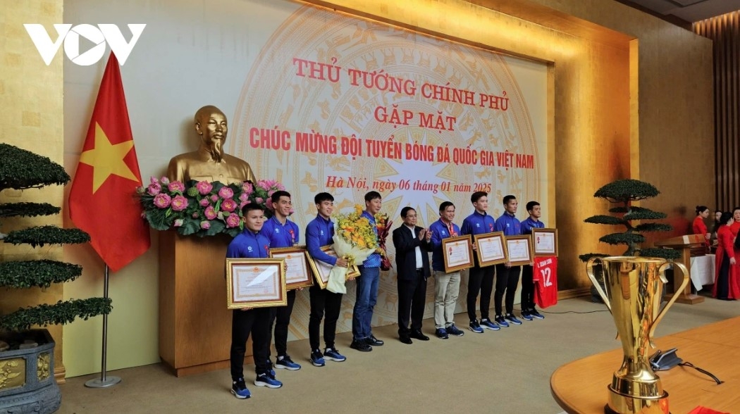 PM Chinh also gives the third-class Labor Order to several key players, including striker Nguyen Xuan Son, captain Do Duy Manh, midfielder Nguyen Quang Hai, striker Nguyen Tien Linh, and goalkeeper Nguyen Hoang Trieu for their outstanding performance at the tournament.