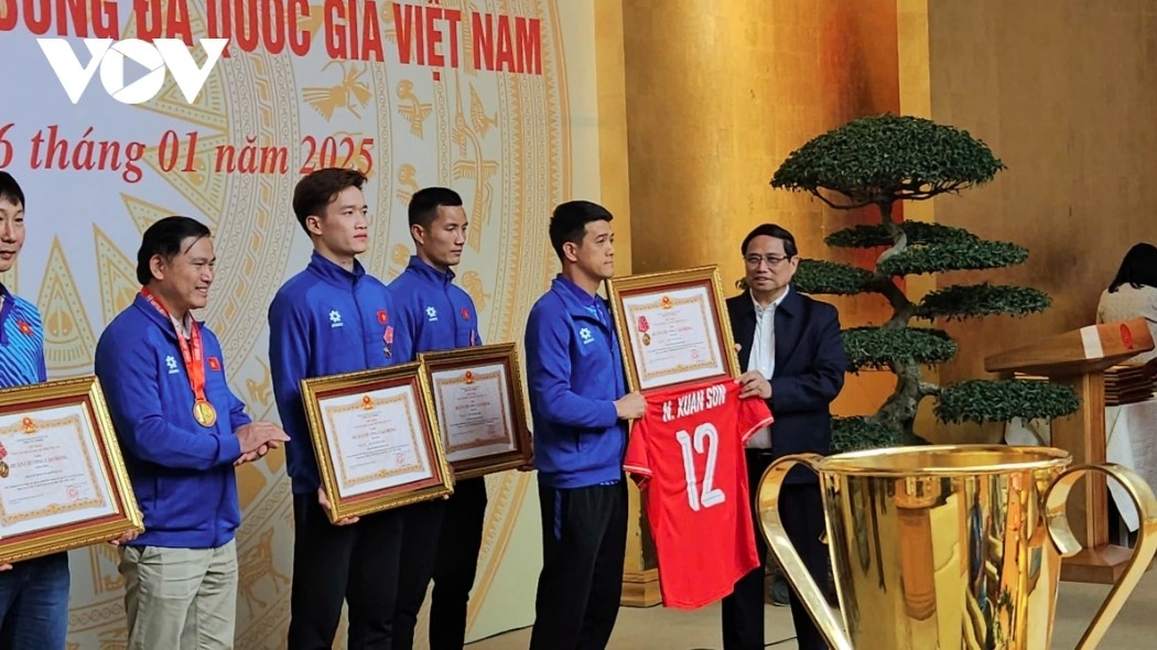 PM Chinh congratulates the men's national football team and extends his best wishes to naturalized striker Nguyen Xuan Son, who made a significant contribution to Vietnam's stunning victory.