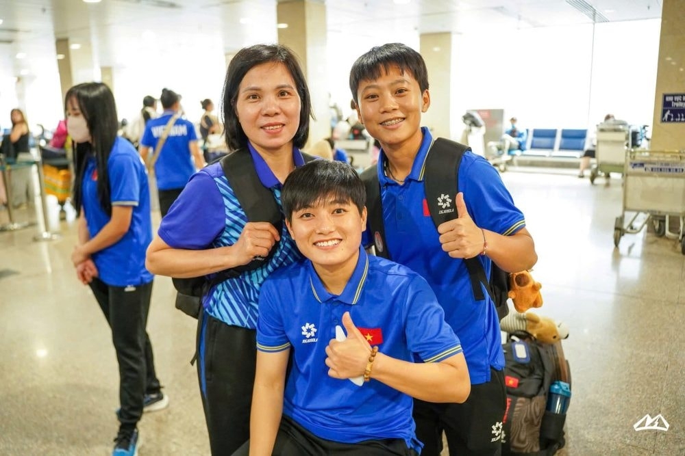 Vietnamese players pose for a group photo at the airport before departure. (Photo: VFF)