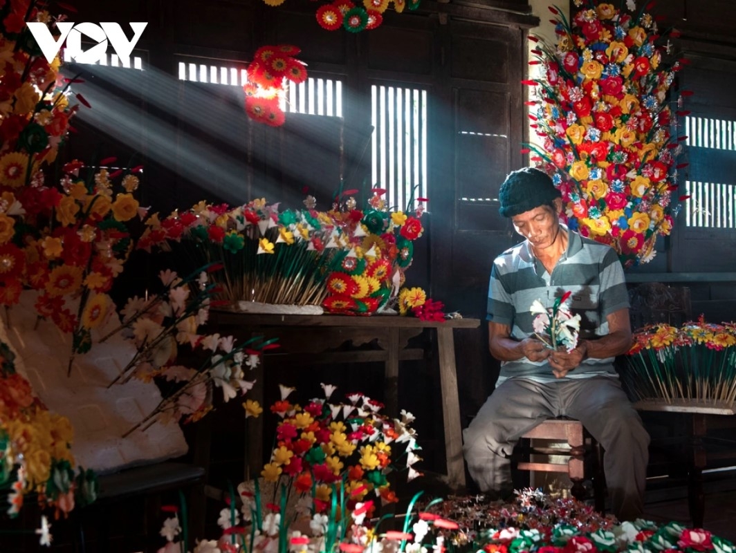 Flowers are made from environmentally friendly materials such as bamboo. Bamboo branches are split into small sticks and dried, while petals and stamens are dyed carefully to keep the colour vibrant for a long time.