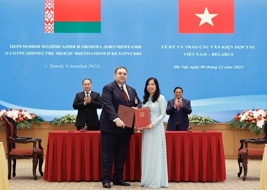 Vietnamese Deputy Minister of Foreign Affairs Le Thi Thu Hang and Belarusian Deputy Minister of Foreign Affairs Evgeny Shestakov officially sign the visa waiver agreement for ordinary passport holders between Vietnam and Belarus on December 8, 2023. (Photo: VGP)