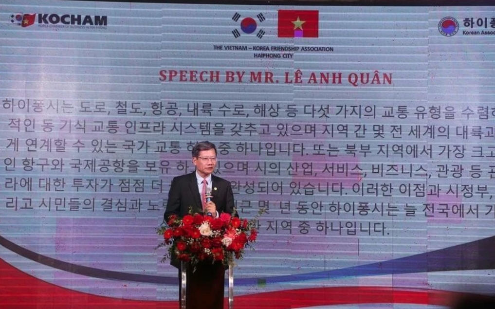 Le Anh Quan, standing vice chairman of the municipal People's Committee and chairman of the Vietnam-Korea Friendship Association delivers speech at the event.