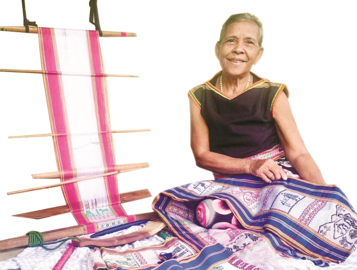 Brocade weaver Y Yin is considered a “living treasure” in the village (Photo: baodantoc.vn)