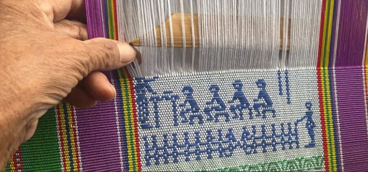 Local and foreign visitors delighted by the stories told through Y Yin's brocade