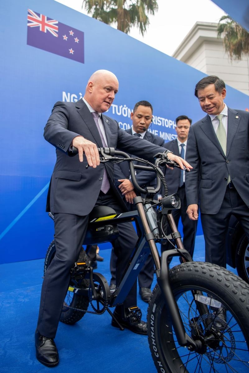 New Zealand Prime Minister Christopher Luxon is impressed by VinFast’s electric vehilces ecosystem (Photo: baotintuc.vn)