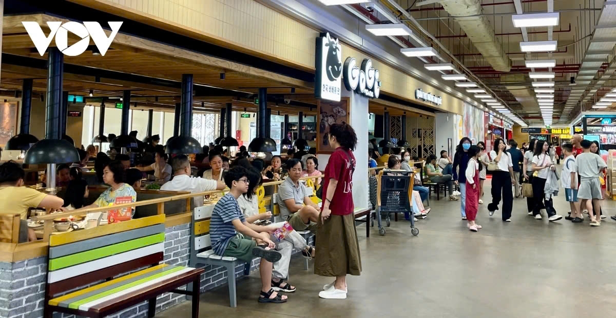 Though some eateries are very spacious, there are no empty tables left.