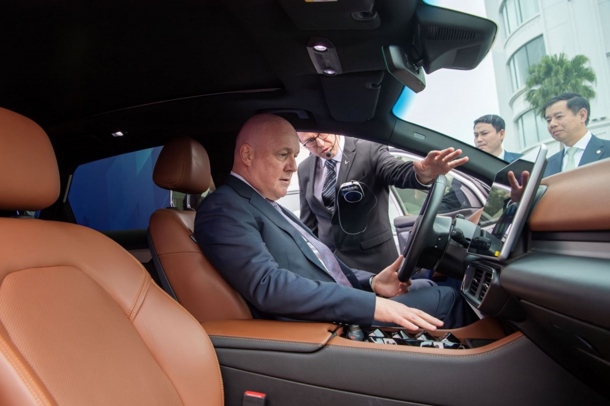 He enjoys experiencing the  VF 9 model (Photo: baotintuc.vn)